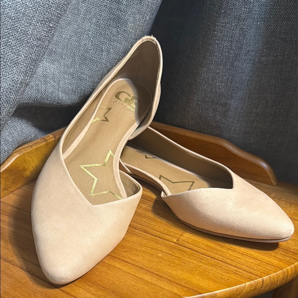 Gianni Bini Cream Flats with Pointed Toe Design